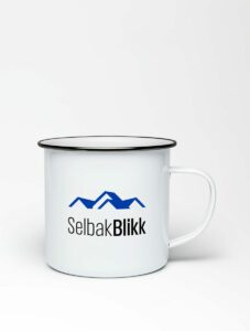 bilde-av-emaljert-kopp-med-selbak-blikk-logo