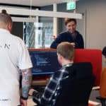 5 unge gutter på IT-avdelingen på Wican som samarbeider på én PC.