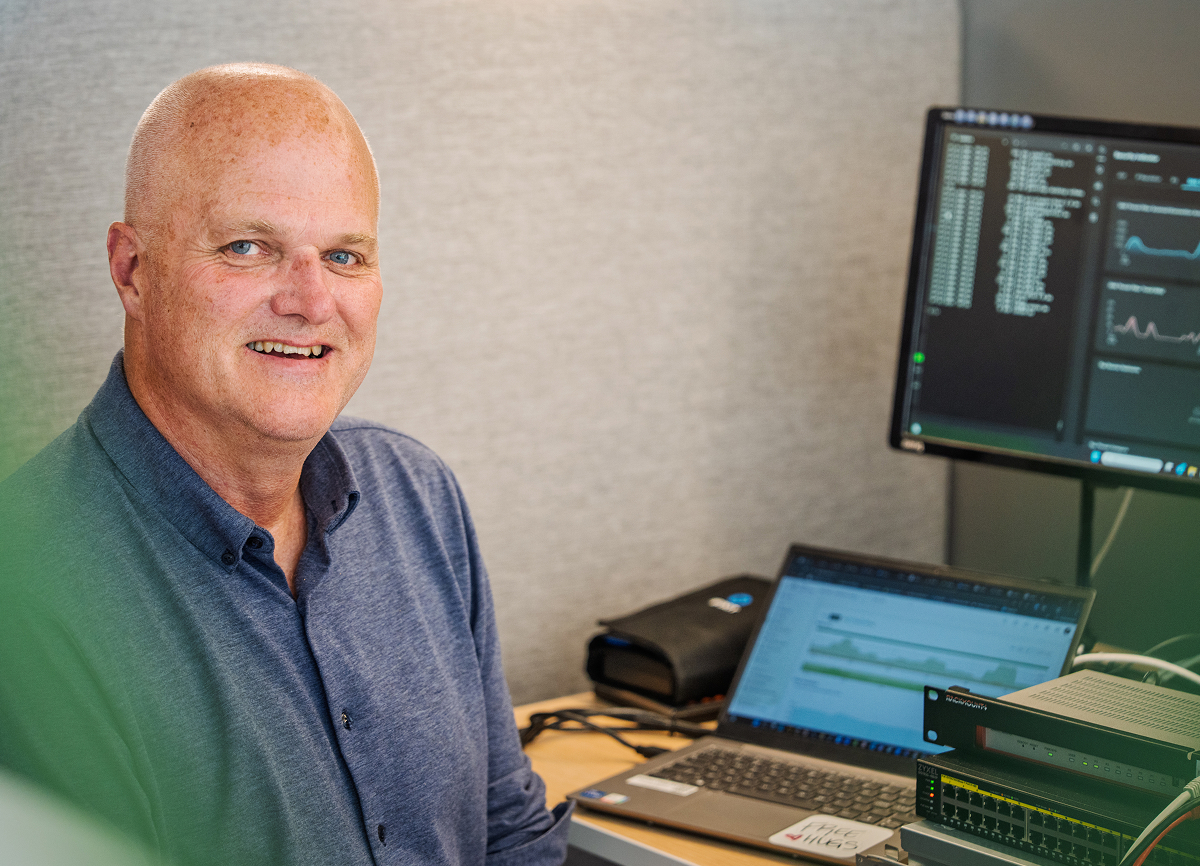 Tekniker fra Wican IT reparerer datamaskiner ser smilende ut