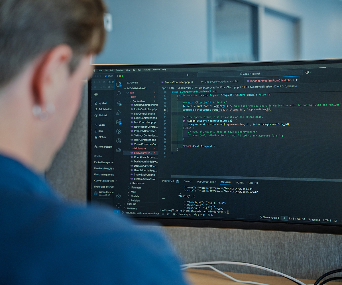 Utvikler i Wican IT som skriver skreddersydd kode for intergrasjoner