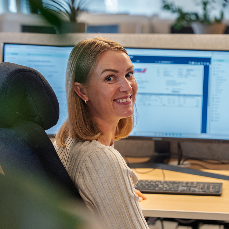 Regnskapsfører fra Wican som titter kompetent inn i kameraet